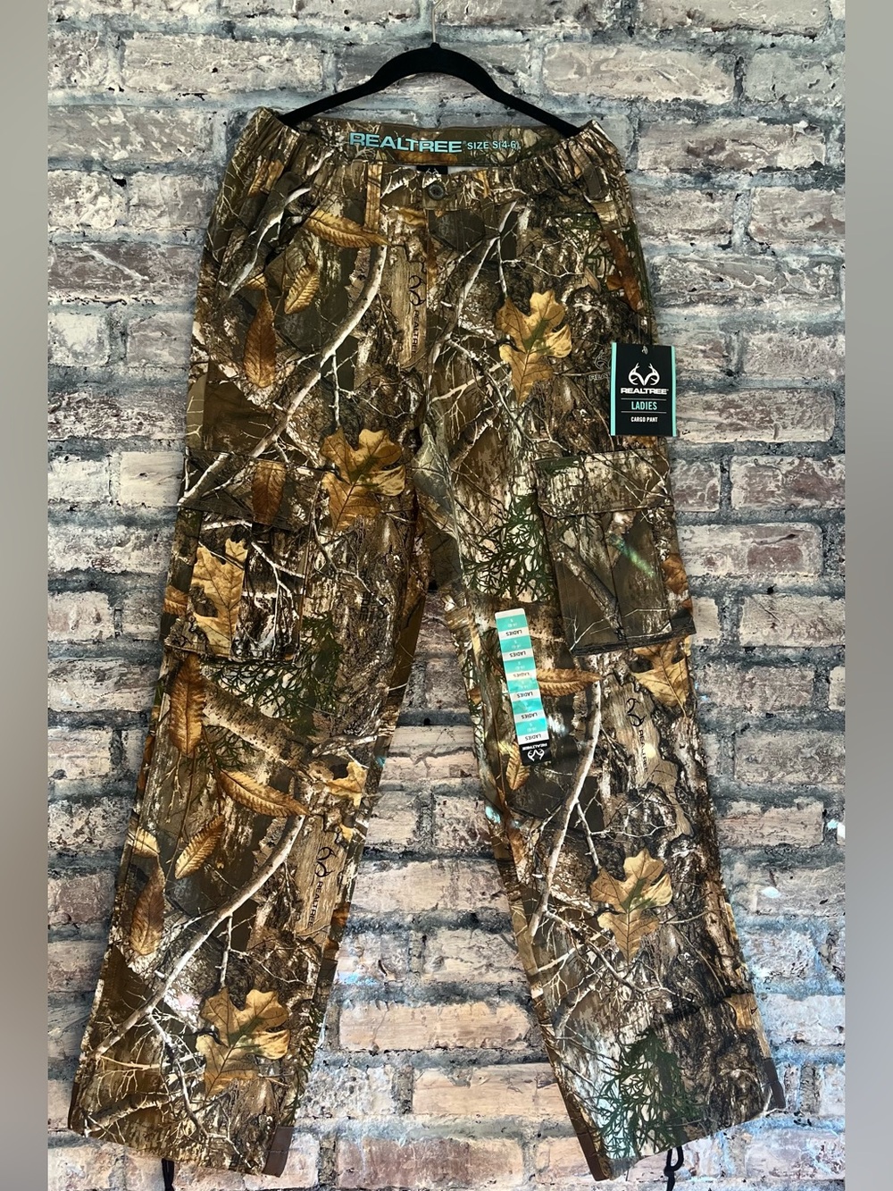 Realtree Camo Cargo Pants in Brown and Green NWT lots of pockets adjustable legs